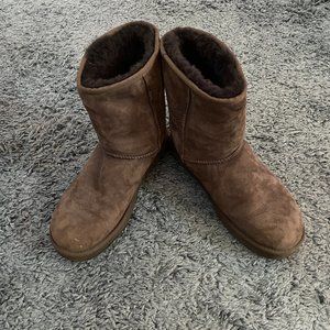 UGG CHOCOLATE BROWN CLASSIC SHORT BOOTS S/N 5825